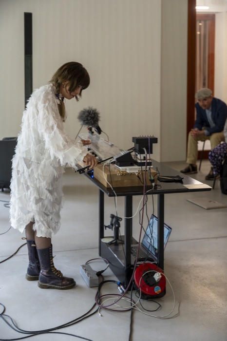 Malkasten, performance in the garden, 2026. Photo: Luise Flügge