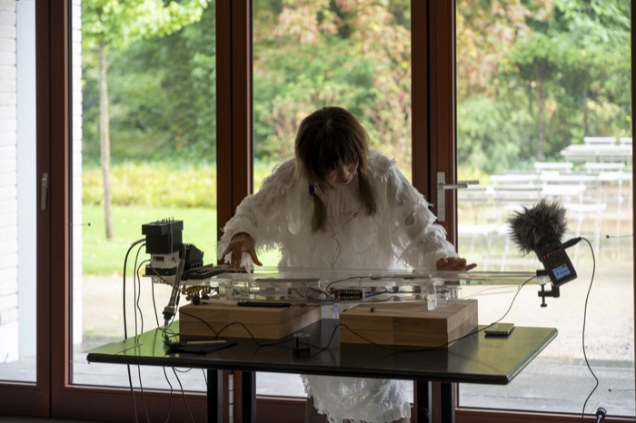 Malkasten, performance in the garden, 2026. Photo: Luise Flügge